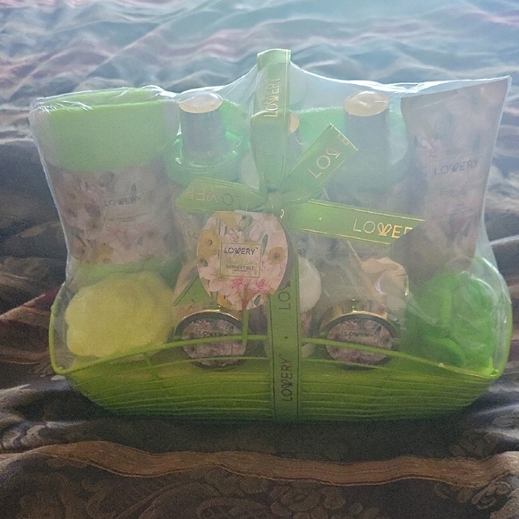 lowery Other - Lowery Gift  Green Bath Soak & Bubbles Set Above What Contains Basket Beautiful